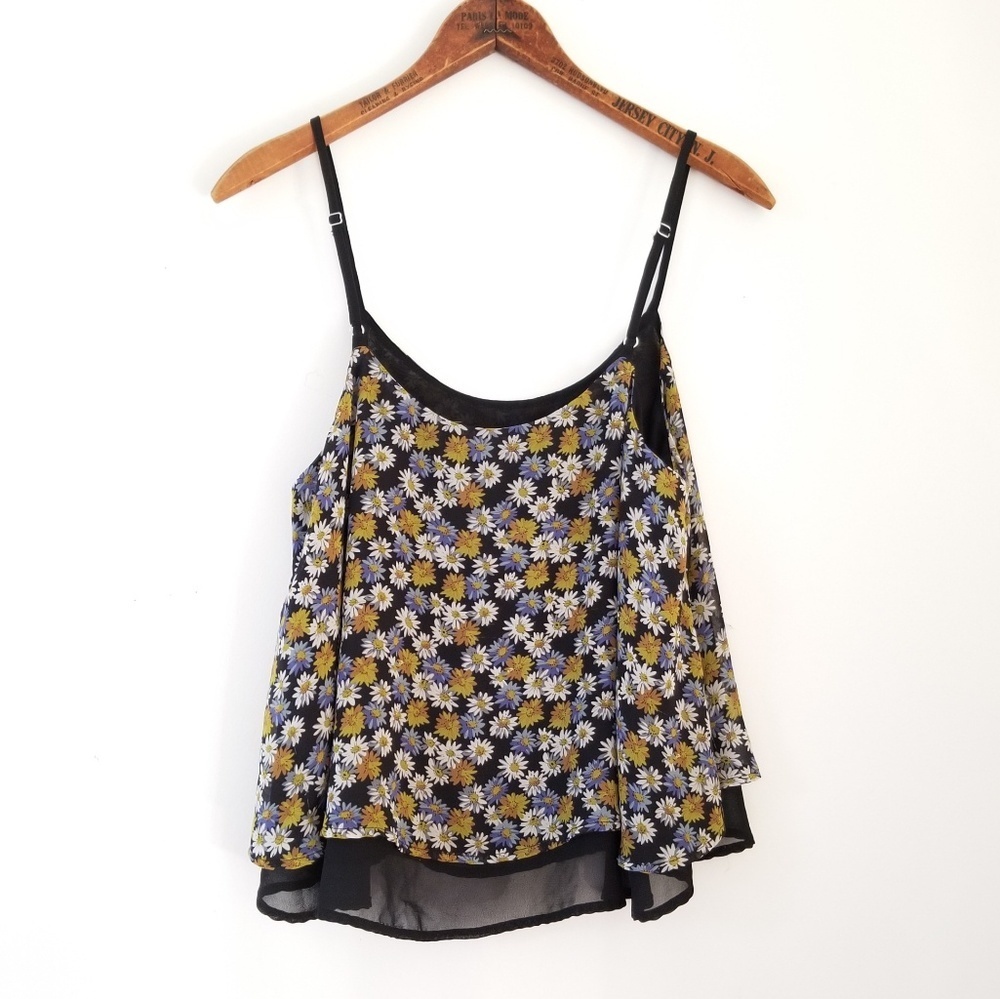 E hanger M Daisies layer spaghetti strap crop top